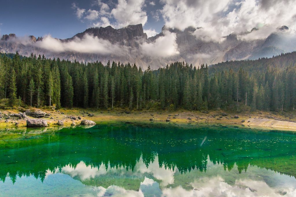 Cinque posti da songo da vedere sulle Dolomiti Lago di Carezza